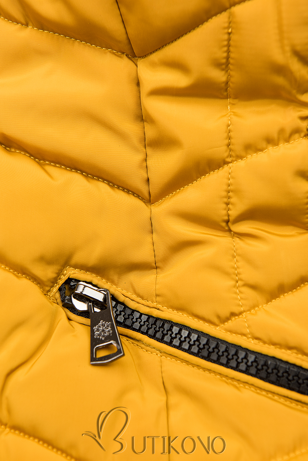 Žltá zimná prešívaná bunda s nepravou kožušinou