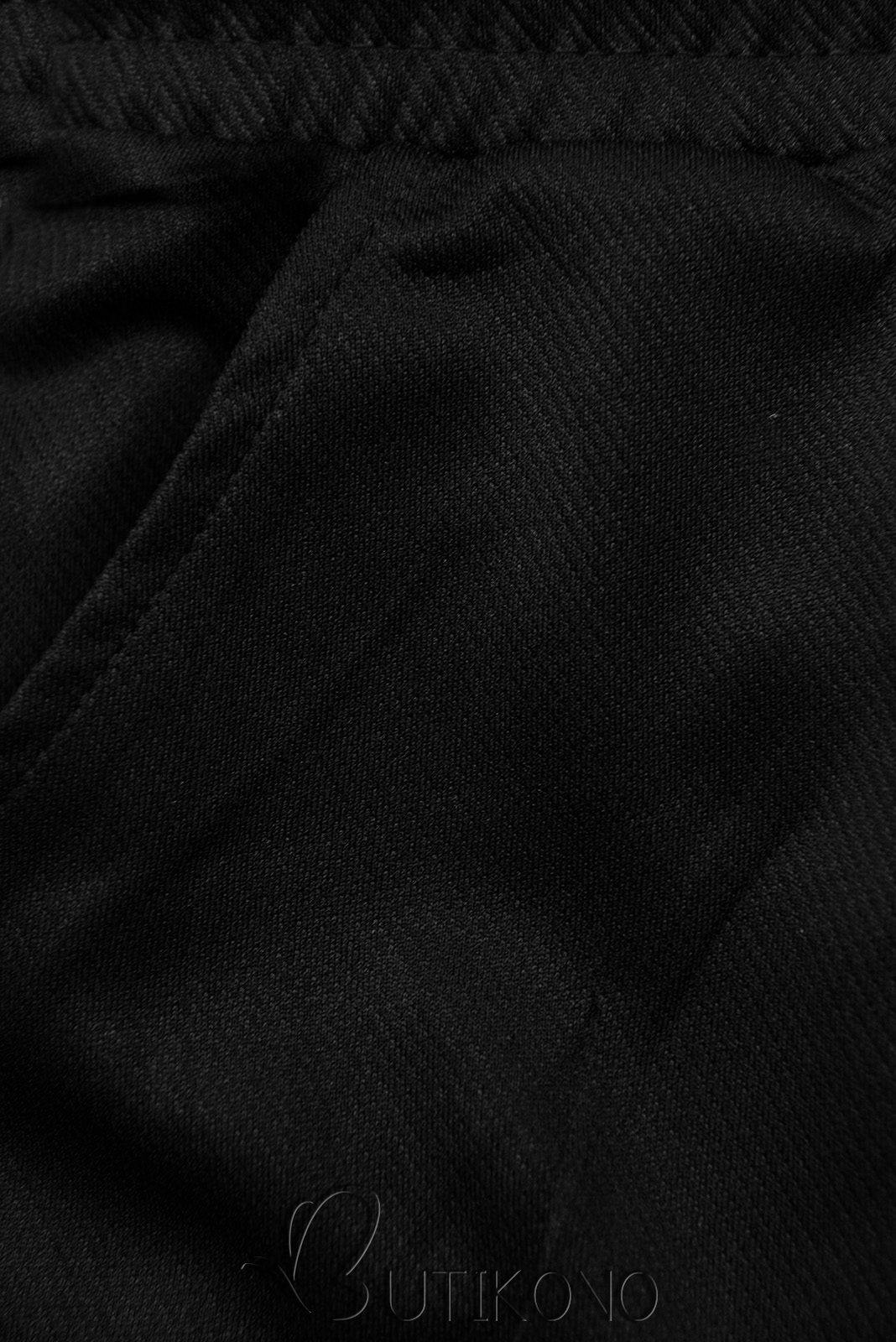 Čierne športové nohavice s vreckami
