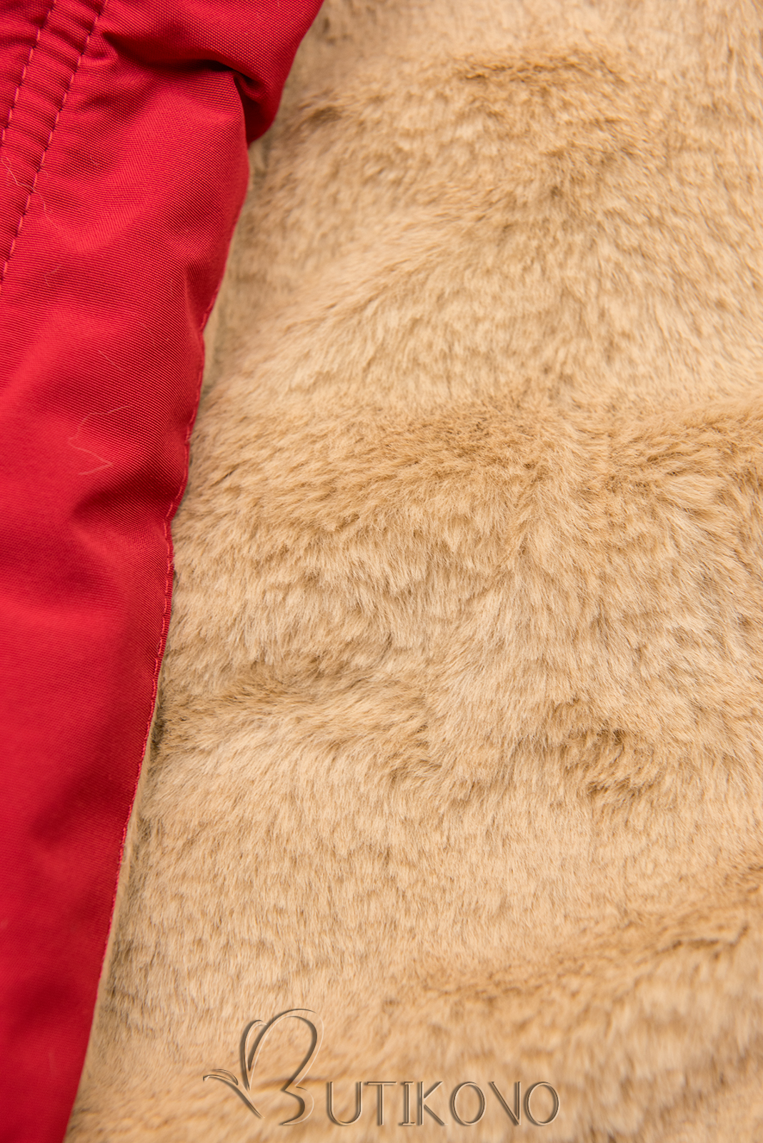 Červená parka na zimu s béžovým futrom