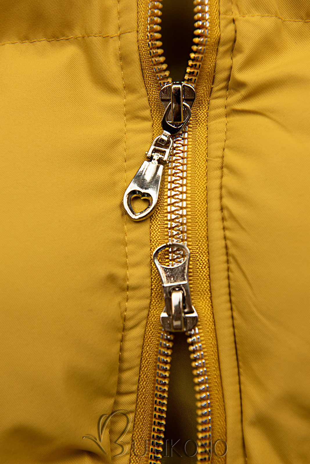 Žltá prešívaná vesta s kapucňou