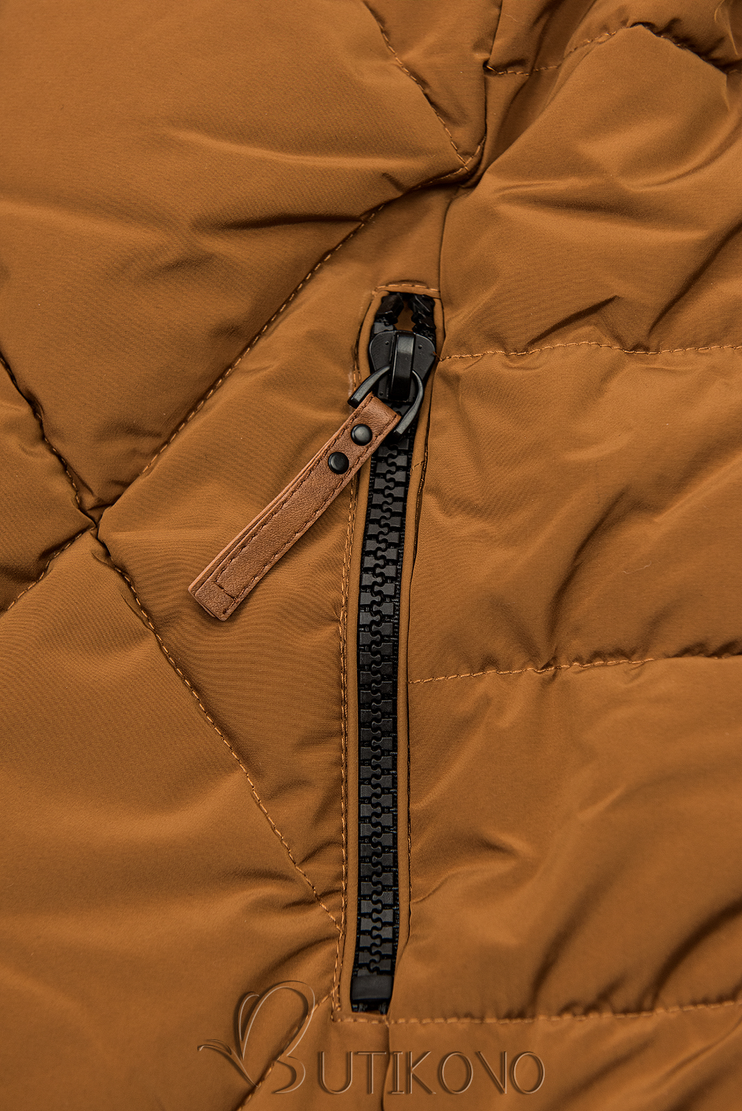 Karamelovo hnedá zimná bunda v prešívanom dizajne