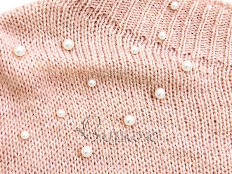 Púdrový predĺžený sveter s perličkami