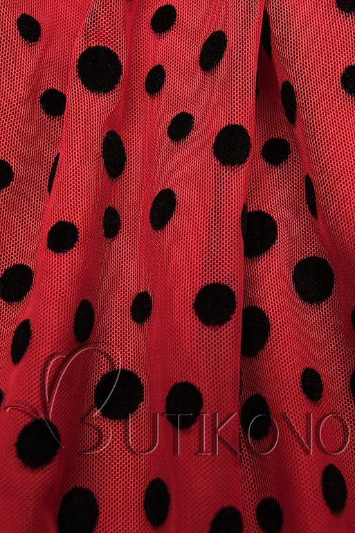 Červené šaty s bodkami