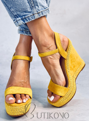 Žlté sandále na klinovom podpätku