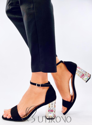 Čierne sandále s farebným podpätkom