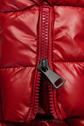 Červená zimná bunda v prešívanom vzhľade