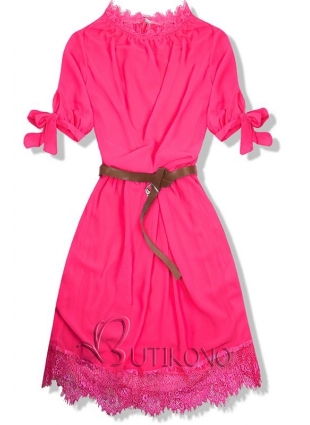 Neónovo ružové šaty s opaskom