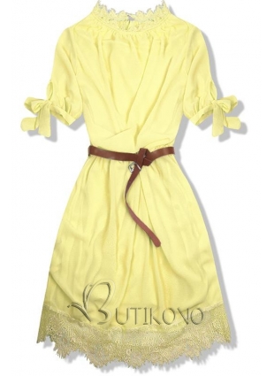 Žlté šaty s opaskom