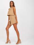Elegantný camel komplet s viazaním na chrbte