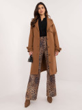 Elegantný prechodný kabát v camel farbe