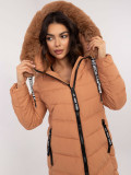 Pohodlná zimná bunda s kapucňou v camel farbe