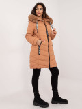 Pohodlná zimná bunda s kapucňou v camel farbe