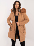 Pohodlná zimná bunda s kapucňou v camel farbe