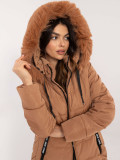 Pohodlná zimná bunda s kapucňou v camel farbe