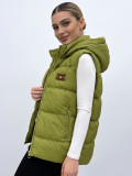 Zelená prešívaná vesta s kapucňou