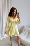 Žlté mini zavinovacie šaty
