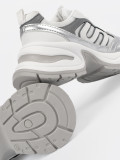 Biele dámske sneakersy so striebornými detailmi