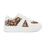 Biele sneakersy s leopardím vzorom