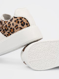 Biele sneakersy s leopardím vzorom