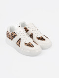Biele sneakersy s leopardím vzorom
