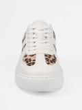 Biele sneakersy s leopardím vzorom