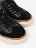 Čierne kožené sneakersy na béžovej platforme