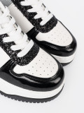 Čierno-biele sneakersy so striebornými detailmi