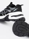 Čierne sneakersy s priedušným zvrškom a masívnou bielou podrážkou