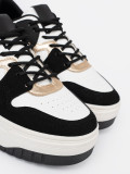 Čierno-biele sneakersy so zlatými detailmi
