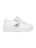 Biele sneakersy s metalickým strieborným akcentom