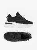 Čierne športové sneakersy na hrubej bielej podrážke