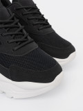 Čierne športové sneakersy na hrubej bielej podrážke