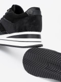 Čierne sneakersy s lesklými detailmi