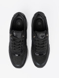 Čierne sneakersy s lesklými detailmi