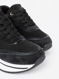 Čierne sneakersy s lesklými detailmi