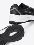 Čierne sneakersy so sieťovinou a bielou podrážkou