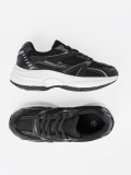 Čierne sneakersy so sieťovinou a bielou podrážkou