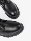 Štýlové čierne workery s kovovým detailom