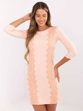 Broskyňové koktejlové šaty s čipkou