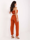 Oranžový overal s opaskom