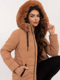 Pohodlná zimná bunda s kapucňou v camel farbe