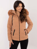 Pohodlná zimná bunda s kapucňou v camel farbe