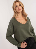 Elegantný khaki pulóver s aplikáciou