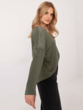 Elegantný khaki pulóver s aplikáciou