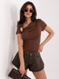 Elegantná hnedá blúzka s krátkym rukávom a jemným riasením