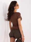 Elegantná hnedá blúzka s krátkym rukávom a jemným riasením