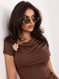 Elegantná hnedá blúzka s krátkym rukávom a jemným riasením