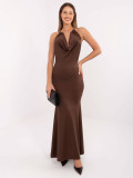 Elegantné maxi šaty v hnedej farbe s vodopádovým výstrihom