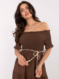 Hnedé letné midi šaty s off-shoulder strihom