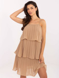 Elegantné koktailové šaty v camel farbe